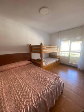 Piso cerca de la playa con aparcamiento privado.